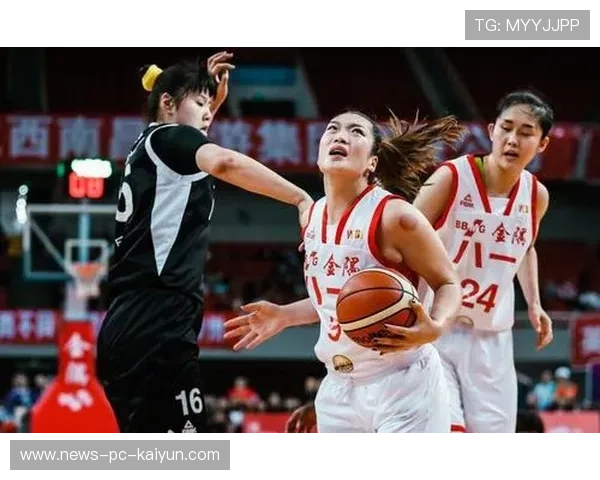 女篮外线连中关键三分改写比分板